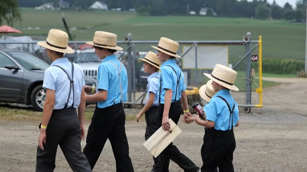 Амиши в США: молодые в шляпах и синих рубашках идут