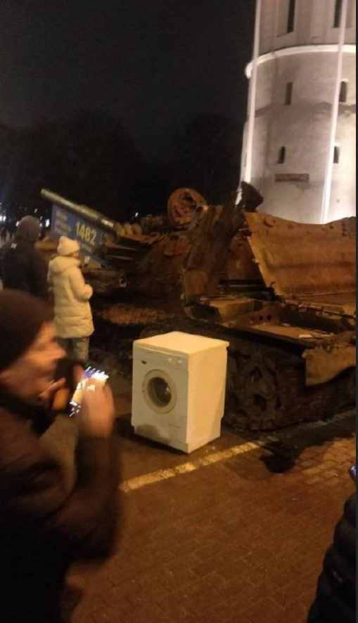 Рядом с танком, стоящим в Вильнюсе (Литва), поставили стиральную машину